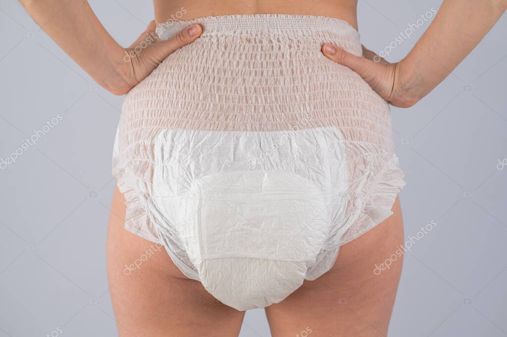 Fotos de Vista Trasera Una Mujer Pañales Para Adultos Sobre Fondo Blanco -  Imagen de © inside-studio #582178810