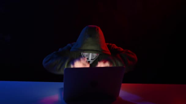 Haziran 2022 Novosibirsk Rusya Kapüşonlu Anonymous Kırmızı Işıkta Karanlıkta Dizüstü — Stok video