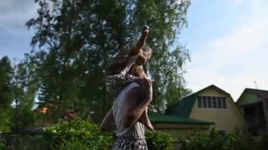 Kızını dışarıda omuzlarında tutan mutlu bir kadın. Video 360 derece