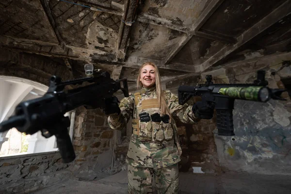 Biała Kobieta Mundurze Wojskowym Trzymająca Dwa Karabiny Maszynowe — Zdjęcie stockowe