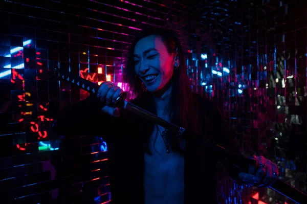 Erkek Transseksüel Neon Işık Stüdyosu Samuray Kılıçlı Asyalı — Stok fotoğraf