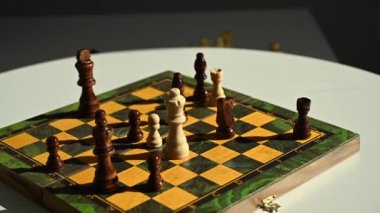 Bir adam papazı dönen satranç tahtasına düşürür. Yavaş çekim
