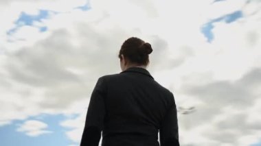 İş kadını gülümsedi ve kollarını göğsünün üzerinde çapraz yaptı. Video 360 derece