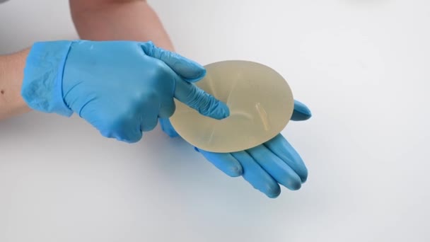 Ένας Πλαστικός Χειρουργός Δείχνει Ένα Εμφύτευμα Σιλικόνης Στήθους — Αρχείο Βίντεο