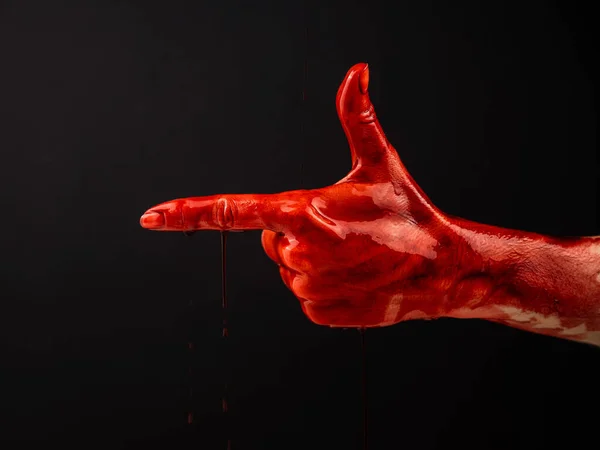 Mulheres Mão Sangue Mostra Gesto Uma Arma Fundo Preto — Fotografia de Stock