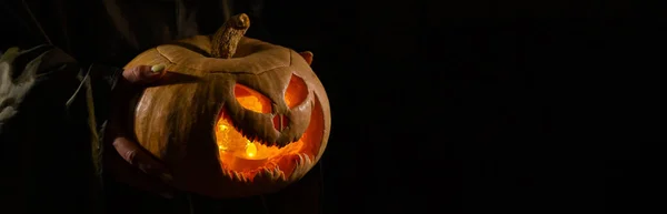 Boszorkány Egy Tök Jack Lámpást Tart Ami Világít Sötétben Halloweeni — Stock Fotó