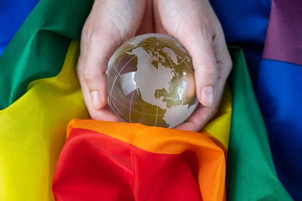 Een Vrouw Houdt Een Kristallen Bol Een Regenboogvlag Lgbt Gemeenschap — Stockfoto
