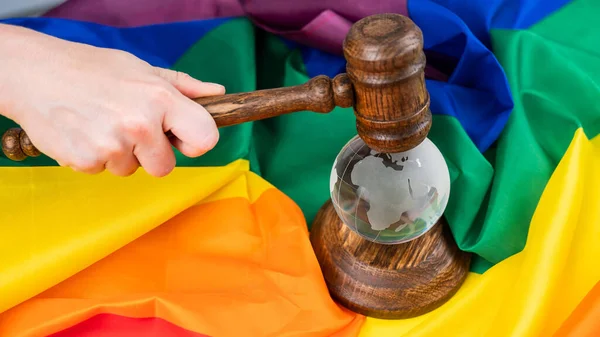 Juez Mujer Sosteniendo Martillo Globo Cristal Una Bandera Arco Iris —  Fotos de Stock