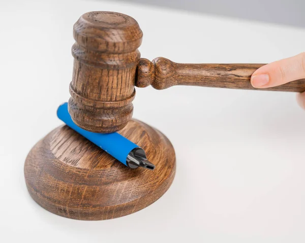 Judge Hammering Disposable Vape Referees Gavel White Table — Stock Photo, Image