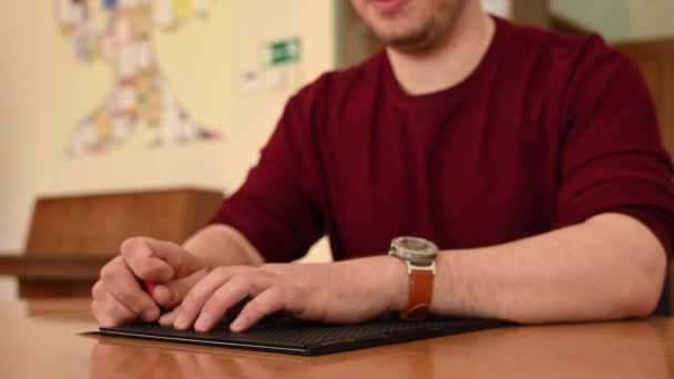 Homme Utilise Pochoir Spécial Stylet Pour Écrire Une Lettre Braille — Video