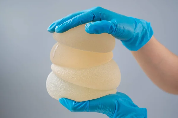Chirurgo Plastico Tiene Protesi Silicone Mammario — Foto Stock