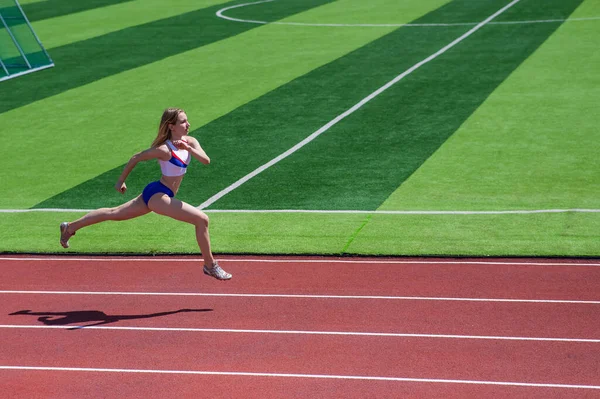 Junge Kaukasierin Joggt Stadion Unter Freiem Himmel — Stockfoto