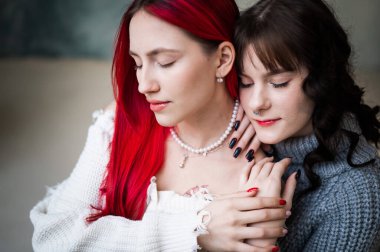 Bir ilişkideki genç beyaz kadın portresi. LGBT