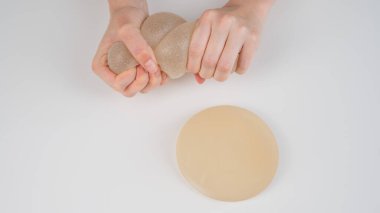 Beyaz bir kadın göğüs implantının gücünü test ediyor.