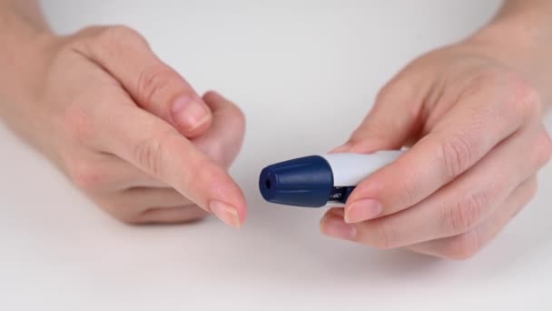 Mujer Caucásica Haciendo Una Prueba Glucosa Usando Una Pluma Lanceta — Vídeos de Stock