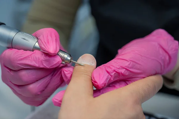 Master Maakt Een Hardware Manicure Aan Een Mannelijke Cliënt — Stockfoto