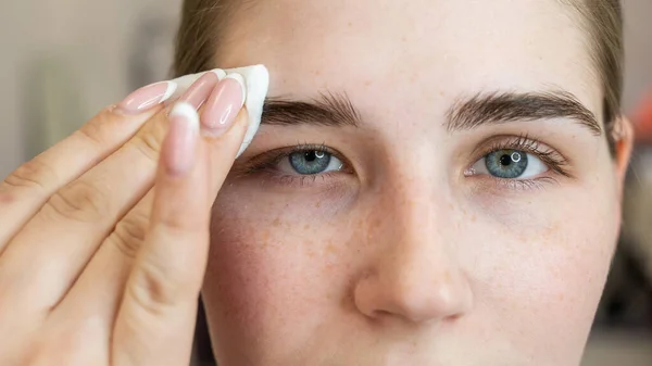 Maestro Procesa Las Cejas Una Mujer Caucásica Con Una Almohadilla — Foto de Stock