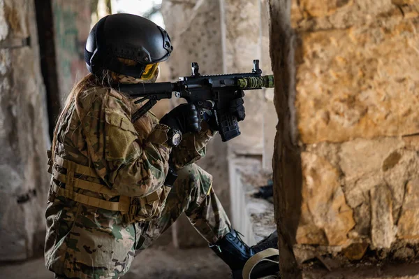 Una Mujer Con Uniforme Militar Dispara Arma Fuego Edificio Abandonado —  Fotos de Stock