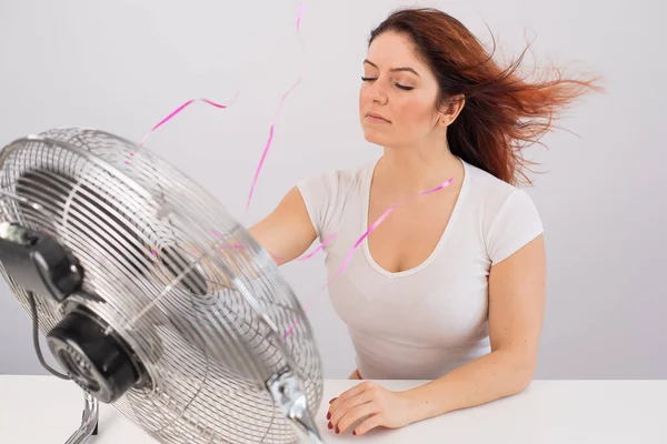 Radostné Běloška Žena Těší Vítr Fouká Elektrického Ventilátoru Bílém Pozadí — Stock fotografie