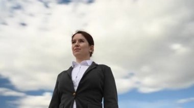 İş kadını elini uzattı ve parmağını dışarı uzattı. Video 360 derece