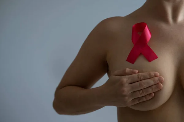 Mujer Caucásica Cubre Pecho Con Las Manos Sobre Fondo Blanco —  Fotos de Stock