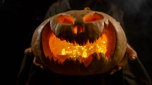 Czarownica Trzyma Dynię Latarni Świecącej Ciemności Halloween — Zdjęcie stockowe