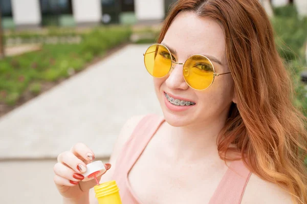 Mladá Zrzavá Žena Fouká Mýdlové Bubliny Ven Dívka Žlutých Brýlích — Stock fotografie