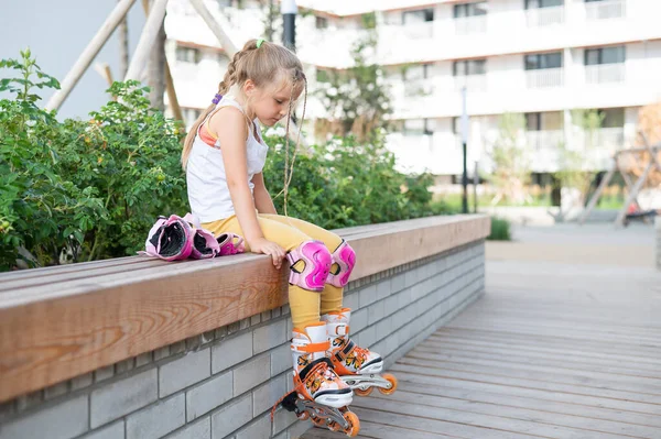 Bambina Impara Pattinare All Aperto — Foto Stock