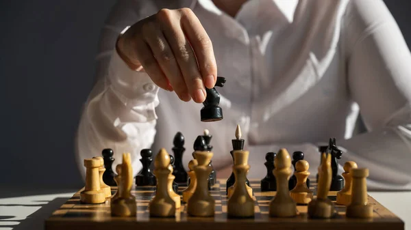 Λευκή Γυναίκα Χωρίς Πρόσωπο Λευκό Πουκάμισο Παίζει Σκάκι — Φωτογραφία Αρχείου