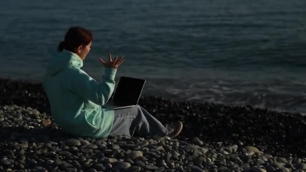 Mujer Caucásica Comunicándose Por Videollamada Portátil Playa Guijarros — Vídeos de Stock