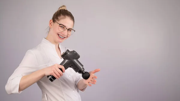 Massören Läkare Håller Massör Pistol Vit Bakgrund — Stockfoto