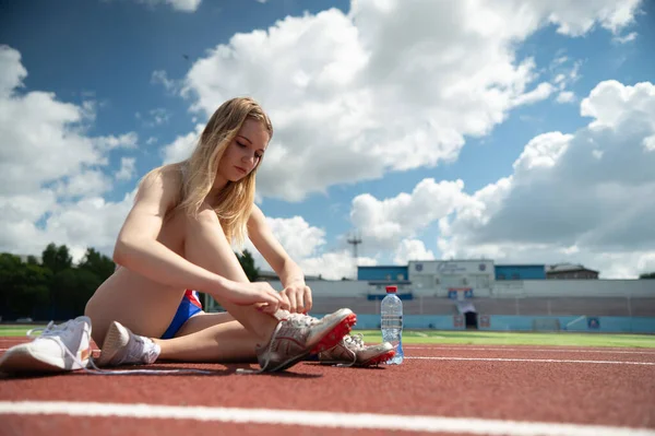 Junge Kaukasierin Bindet Schnürsenkel Vor Dem Joggen Stadion — Stockfoto