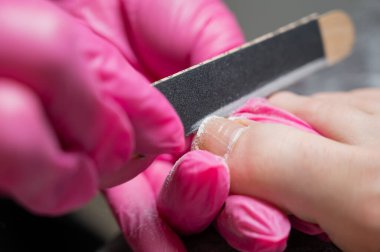 Usta, istemciye donanım pedikürü yapar