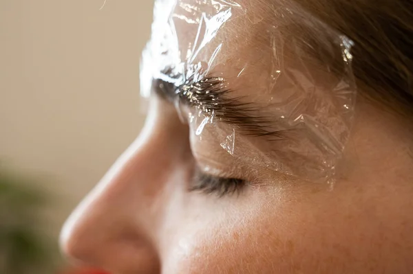 Mujer Caucásica Procedimiento Peinado Permanente Coloración Las Cejas — Foto de Stock