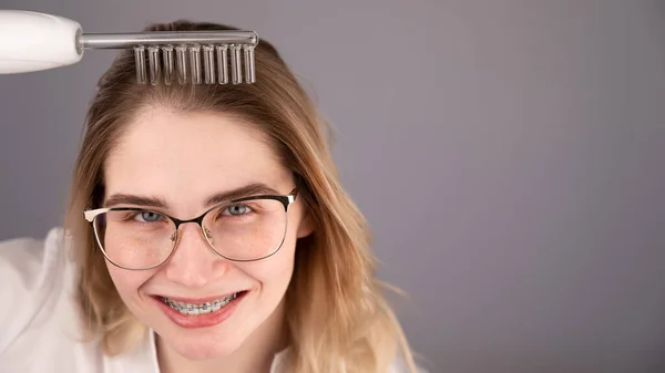 Mujer Caucásica Peinándose Pelo Con Dispositivo Darsonval — Foto de Stock