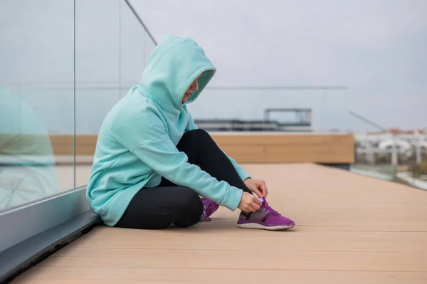 Mujer Caucásica Sudadera Con Capucha Atándose Los Cordones Los Zapatos —  Fotos de Stock