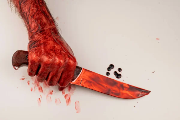 Ein Mann Mit Blutigen Händen Hält Ein Messer Auf Weißem — Stockfoto