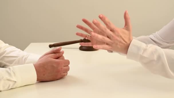 Une Femme Homme Jurent Enlèvent Leurs Alliances Divorce — Video