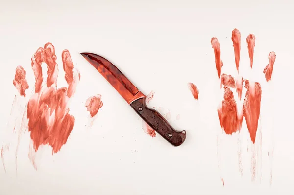 Cuchillo Ensangrentado Huellas Manos Sangre Una Mesa Blanca — Foto de Stock