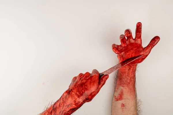 Hombre Con Las Manos Ensangrentadas Corta Con Cuchillo —  Fotos de Stock