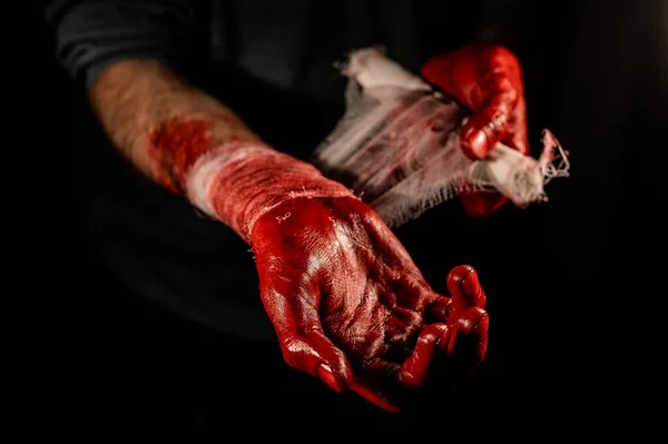 血で覆われた男が手を包帯して — ストック写真