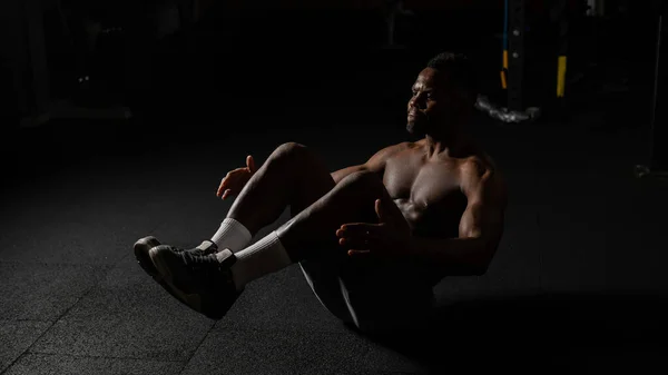 Afro Amerikalı Adam Karanlık Bir Stüdyoda Abdominal Egzersizler Yapıyor — Stok fotoğraf