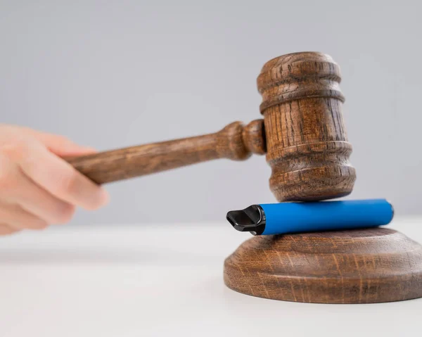 Judge Hammering Disposable Vape Referees Gavel White Table — Stock Photo, Image