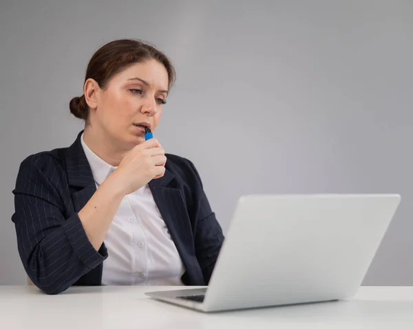 Mujer Negocios Fumando Vapor Desechable Mientras Está Sentada Escritorio — Foto de Stock