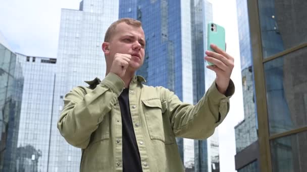 Homem Caucasiano Falando Língua Sinais Sobre Comunicação Vídeo Smartphone Livre — Vídeo de Stock