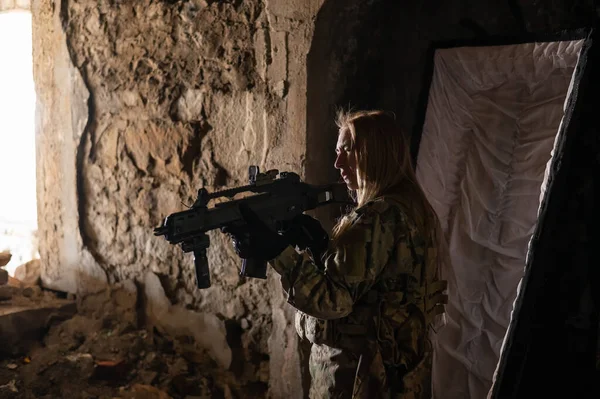 Blanke Vrouw Legeruniform Die Een Machinegeweer Vasthoudt Bij Een Open — Stockfoto