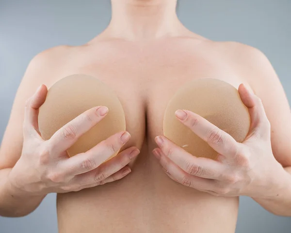 Mujer Desnuda Caucásica Probándose Implantes Mamarios Silicona —  Fotos de Stock