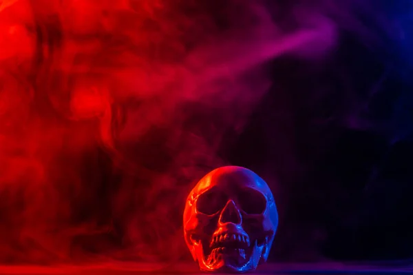 Crânio Humano Rosa Azul Fumaça Fundo Preto Halloween — Fotografia de Stock