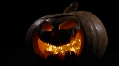 Suratı ekşitilmiş tüyler ürpertici bir balkabağı parlıyor. Karanlıkta fenerde Jack