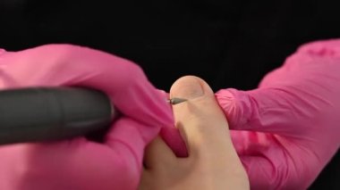 Usta, istemciye donanım pedikürü yapar